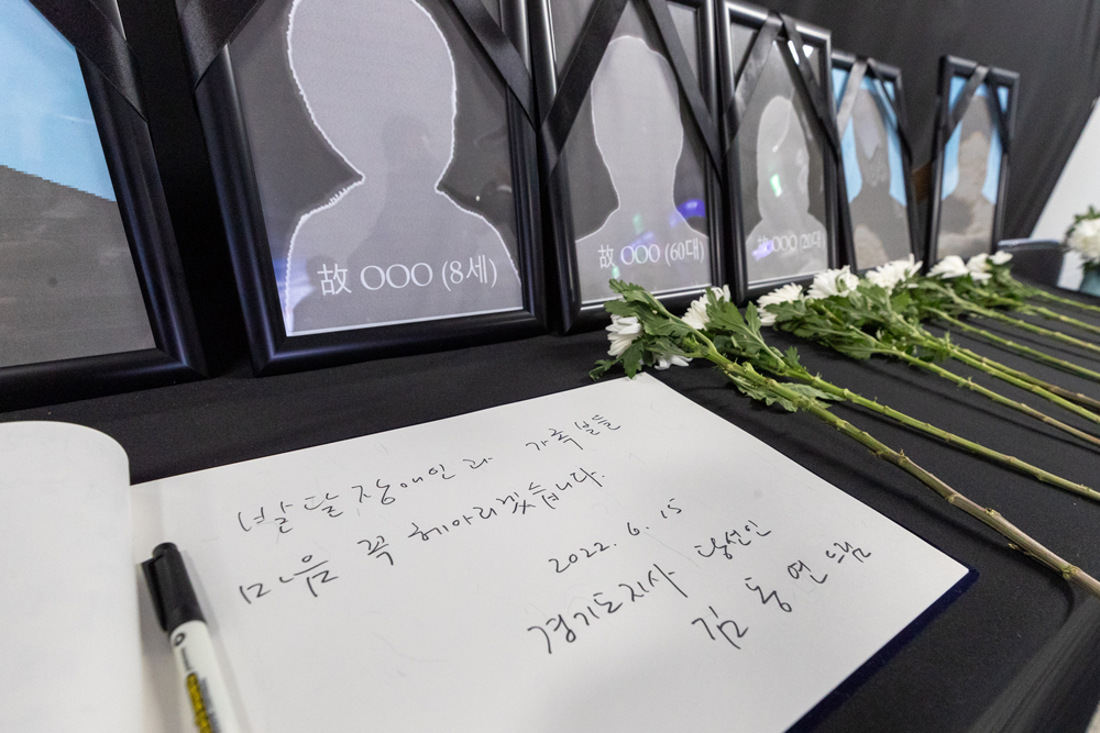 김동연 경기도지사 당선인은 지난 15일 오후 수원역 지하 1층에 마련된 발달·중증장애인 참사 경기도 분향소를 찾아 “경기도 내 발달장애인이 거의 6만 명인데 이들에 대한 여러 가지 대책들에 대해서 다른 어떤 것보다도 더 꼼꼼하게 챙겨보겠다”라고 밝혔다.