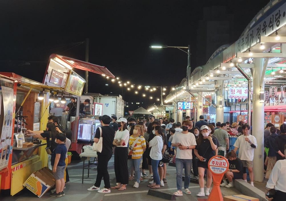 성남 모란 불꽃 야시장은 재개장 ‘그랜드 오픈’에 맞춰 오는 9월 본격 운영 예정이다. 매주 금~토 오후 6~11시 운영된다.  
