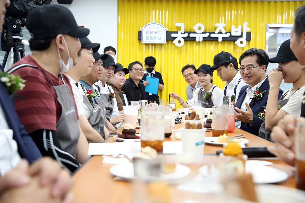 김동연 경기도지사가 지난 7월 22일 안산 ‘경기도 청년푸드창업허브 개장식’에 참석해 청년 창업가들에게 응원의 메시지를 전하며 “경기도를 더 많은 기회, 더 고른 기회를 누릴 수 있는 ‘기회의 수도’로 만들겠다”는 뜻을 밝혔다. 