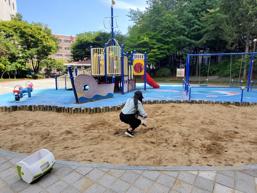 경기도보건환경연구원이 지난 1월부터 10월까지 도내 초등학교 놀이터 및 어린이놀이시설 378개소 내 바닥재(모래)를 대상으로 기생충(란) 검출 여부를 조사한 결과, 모든 시설에서 기생충(란)이 검출되지 않은 것으로 나타났다고 20일 밝혔다.