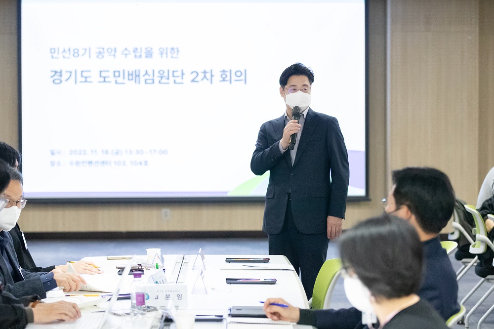 18일 오후 수원컨벤션센터에서 열린 ‘민선 8기 공약 수립을 위한 2022 경기도 도민배심원단’ 2차 회의에서 오병권 경기도 행정1부지사가 인사말을 하고 있다.