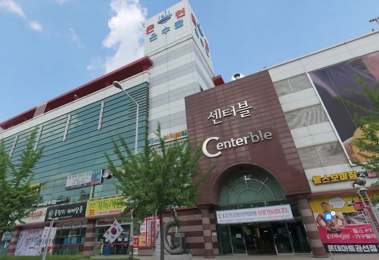 온수골 온천은 옛 지명이 ‘온수골’이었던 수원시 권선구 권선동에 위치한 센터블빌딩 내에 들어서 있다. 특히 노천탕을 포함한 4천여 평의 초대형 규모뿐 아니라 최신식 시설을 자랑하는 온천이다.