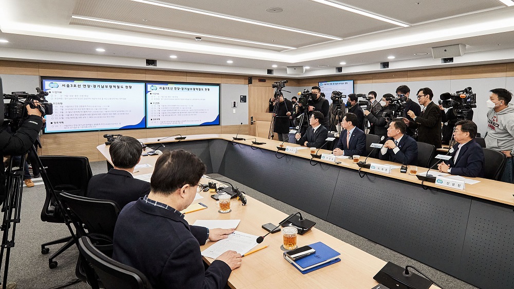 21일 오후 경기도청 상황실에서 서울3호선 연장 최적노선(안) 마련을 위한 상생협력 업무협약식이 열리고 있다. 