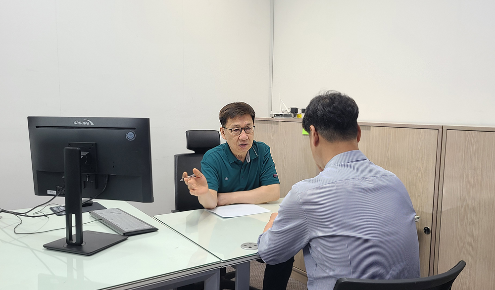 경기도노동권익센터 남부센터에서는 경기도에 거주하거나 경기도에서 일하는 사람이라면 성별, 나이, 직업에 상관없이 누구나 노무사를 통한 무료 노동 상담을 받을 수 있다.