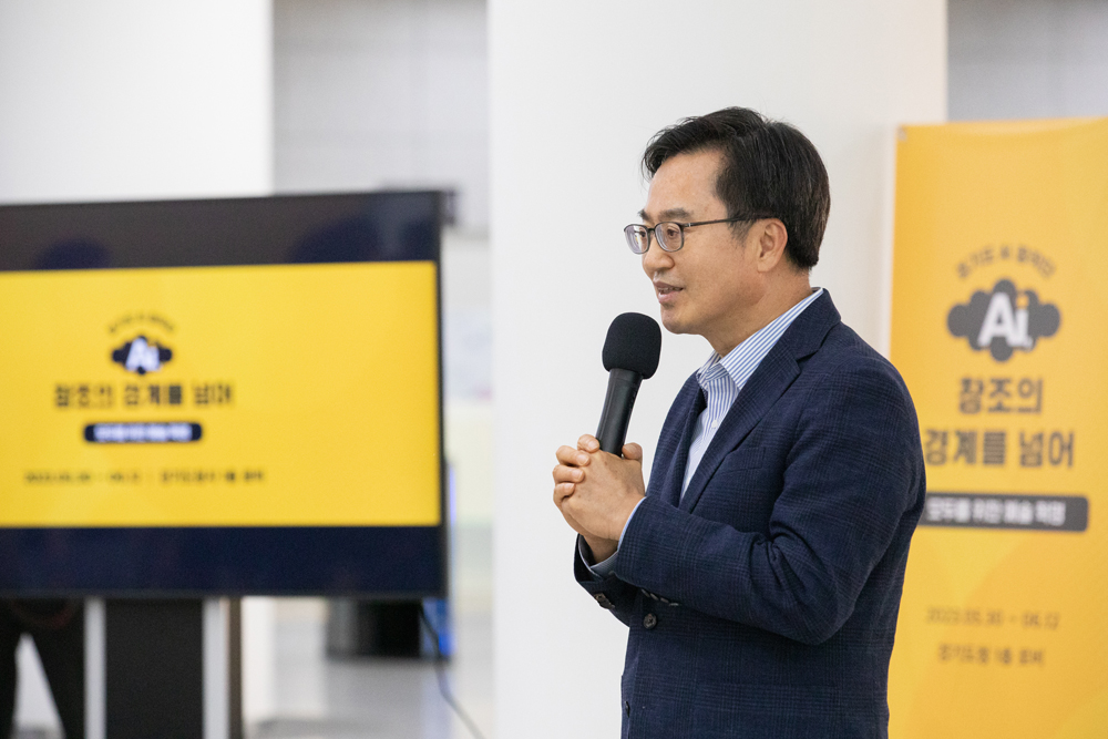 김동연 경기도지사는 “오늘 전시회는 예술, AI(인공지능), 발달장애인이라는 세 가지 요소가 결합됐다”며 “예술 활동은 우리의 마음을 풍요롭게 하고, 도민 삶의 질을 높이는데, 거기에 첨단기술인 AI(인공지능)까지 합쳐졌고, 그 주체자들이 발달장애인이라 대단히 기쁘고 보람차다”고 말했다.