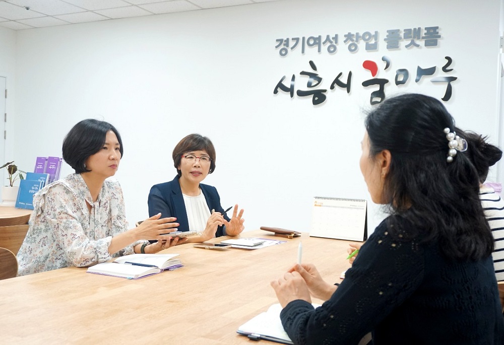 최정은 관장은 “시흥 꿈마루는 여성 창업의 꿈을 여는 곳”이라면서 “꿈이라는 게 어떻게 보면 추상적이고 구체적일 수 있는데, 창업에 관해 관심 있는 분이라면 편하게 이용하시면 되는 곳입니다”라고 밝혔습니다.