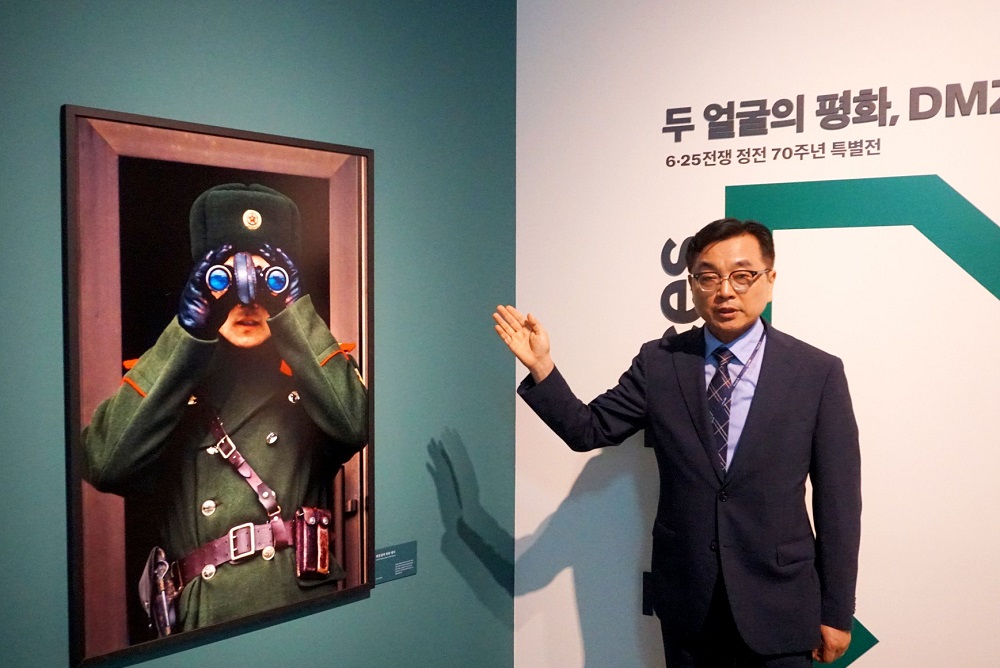 경기도박물관 박본수 책임학예사가 ‘두 얼굴의 평화, DMZ’ 특별전에 대해 소개하고 있다.