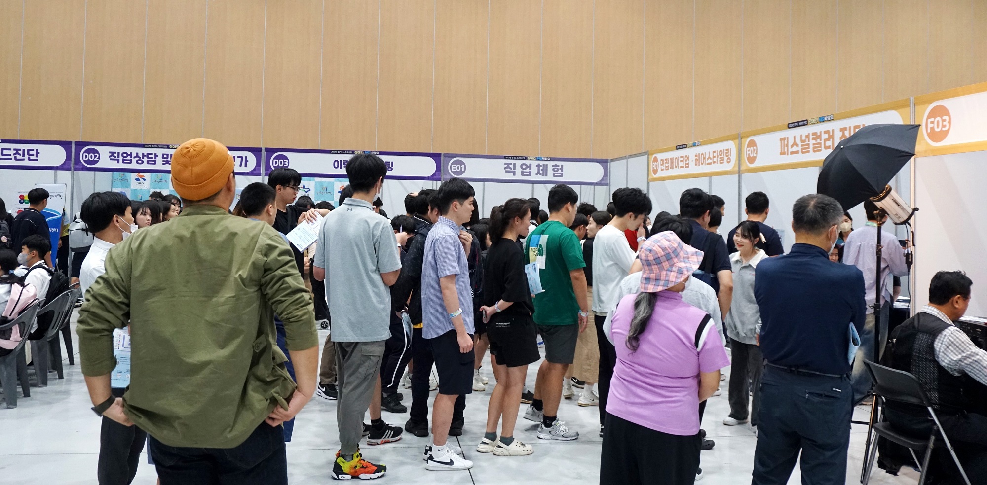 이날 구직자들의 관심이 높았던 부대행사관.