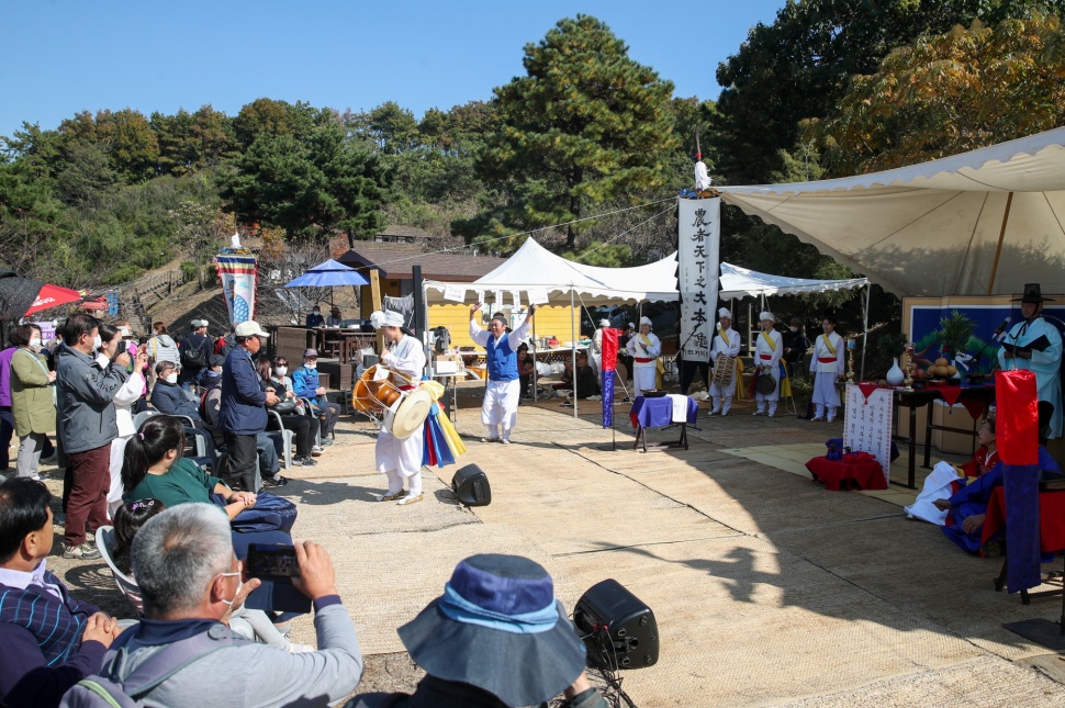 이천쌀문화축제 풍년마당에서는 거북놀이, 연희극 등을 즐길 수 있습니다.