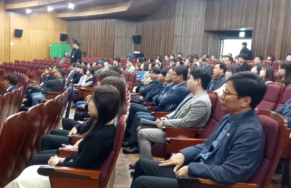 ‘경기북부특별자치도 설치 시군별 비전 공청회’에 참석한 남양주시민들이 임순택 경기연구원 박사의 경기북부특별자치도 비전에 대해 경청하고 있다.
