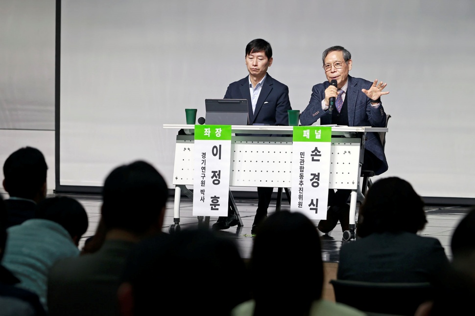 이정훈 경기연구원 박사와 손경식 경기북부특별자치도 설치 민관합동추진위원이 경기북부특별자치도 설치를 통한 가평군 발전 전략에 대해 토의하고 있습니다.