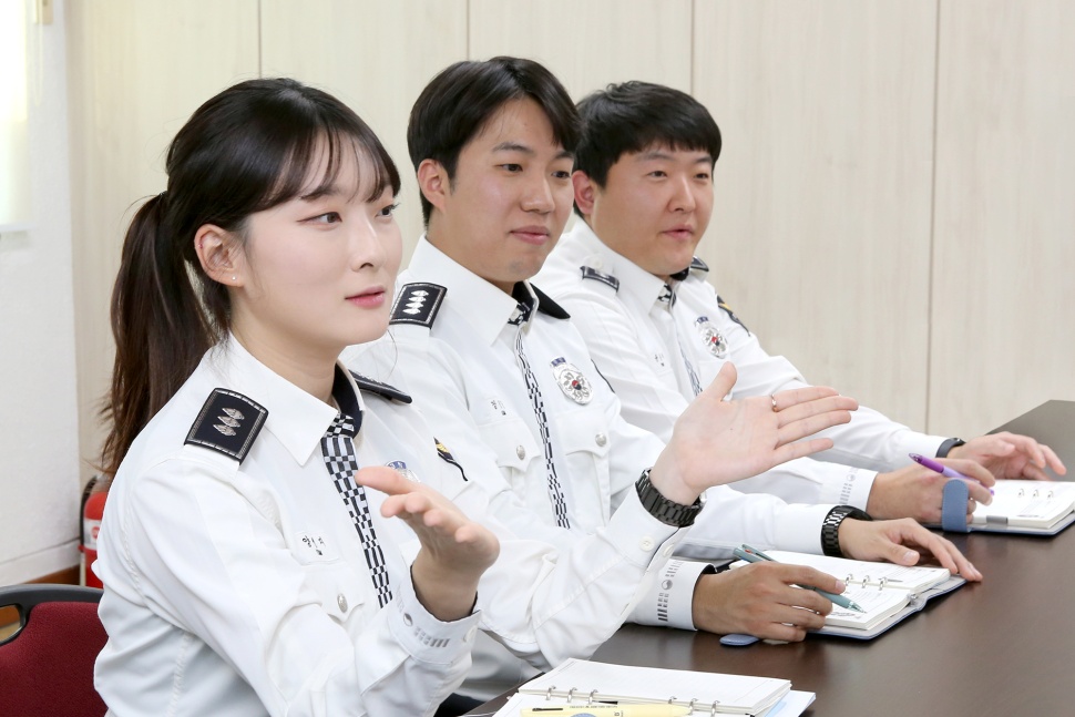 수원서부경찰서 경비교통과 양성지 경장은 교통안전 홍보와 교육을 위해서 주민들 곁으로 도 가까이 다가가는 노력이 필요하다고 말했습니다.