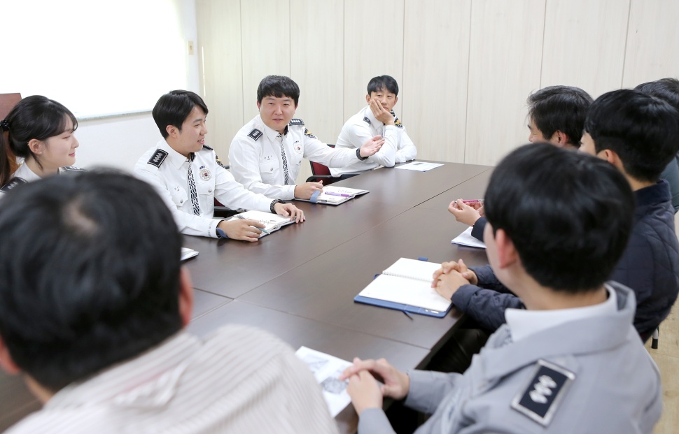 경기도남부자치경찰위원회는 14일 자치경찰 사무수행 관련 각 사업 담당자의 이야기를 청취하는 간담회를 진행했습니다.