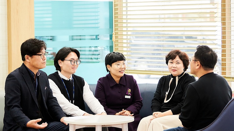  ‘2023 경기 베이비부머 마음돌봄 전화상담 수기 공모전’에서 대상을 받은 정민아 씨(오른쪽 두 번째)와 최우수상을 받은 임기석 씨(왼쪽 첫 번째)가 베이비부머 마음돌봄 전화상담 서비스를 이용했던 점에 대해 이야기하고 있다.