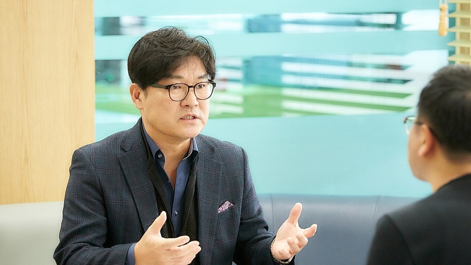 ‘2023 경기 베이비부머 마음 돌봄 전화상담 수기 공모전’에서 우수상을 받은 임기석(수원시) 씨는 “저는 베이비부머 마음돌봄 전화상담이 ‘열쇠’라고 생각한다. 제 마음의 문을 열고 들어갈 수 있는 첫 단계이다. 그 안이 어떤 상태인지 제가 경험을 못 해서 말씀을 못 드리지만, (‘베이비부머 마음 돌봄 전화상담’을) 이용한 바 ‘열쇠’죠”라고 전했다..