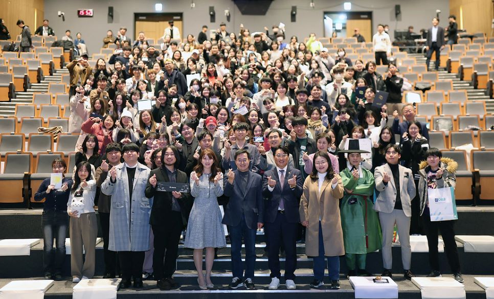 경기도는 청년들이 자신이 하고 싶은 일에 도전하면서 꿈을 찾을 수 있도록 지원하는 진로탐색 프로젝트 ‘2023 경기청년 갭이어페어’를 개최했습니다.