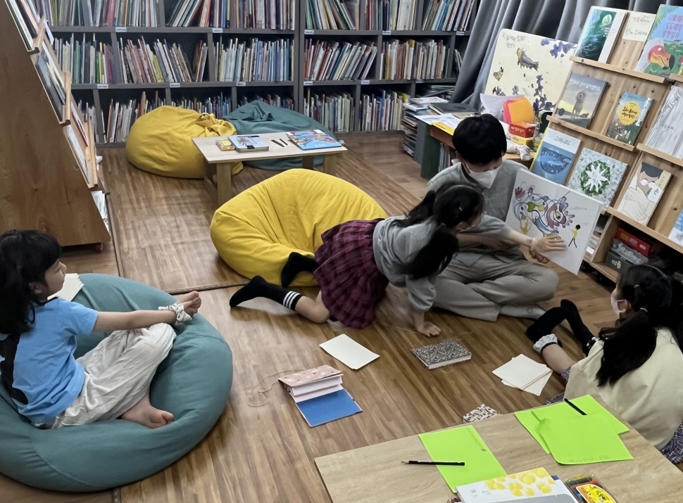 경기도는 2019년부터 아이 돌봄 사각지대 해소를 위해 ‘작은도서관 아이돌봄 독서문화프로그램’을 지원하고 있다.