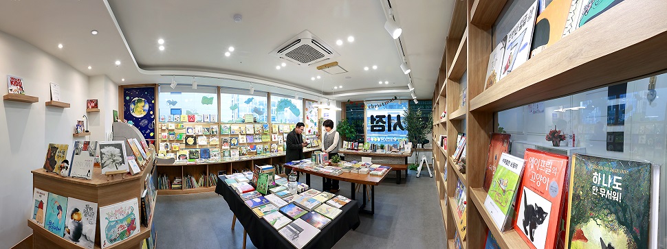 ‘하브루타 그림책방’에는 그림책, 문학, 사회 등 3,000여 종의 책이 갖춰져 있다. 서점 전경.