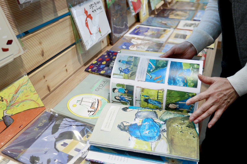 송혜정 대표가 그림책을 소개해 주고 있다.