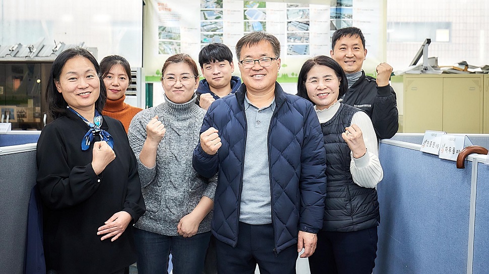 안산시민햇빛발전협동조합 이창수 상임이사가 직원들과 포즈를 취하고 있다.