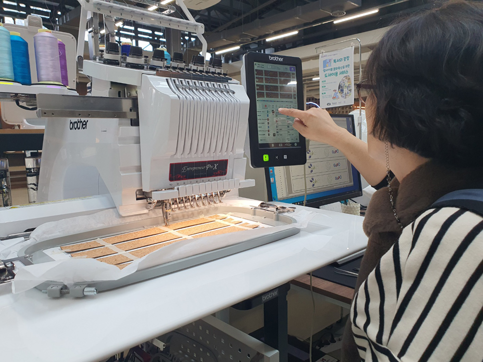 최근 환경오염과 기후위기 등 환경 보호에 대해 많은 관심이 몰리면서 ‘업사이클(Upcycle)’문화가 활성화되고 있다. 사진은 경기도업사이클플라자에서 활동하고 있는 업사이클 입주기업 직원의 모습.