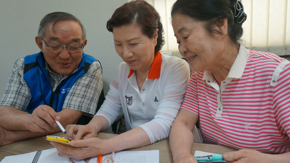 경기도가 노인의 소득을 보충하고 사회적 관계 증진 등 안정된 노후생활을 확대하기 위해 지역 실정에 적합하고 사회에 이바지하는 경기도형 노인일자리를 발굴하고 있습니다.