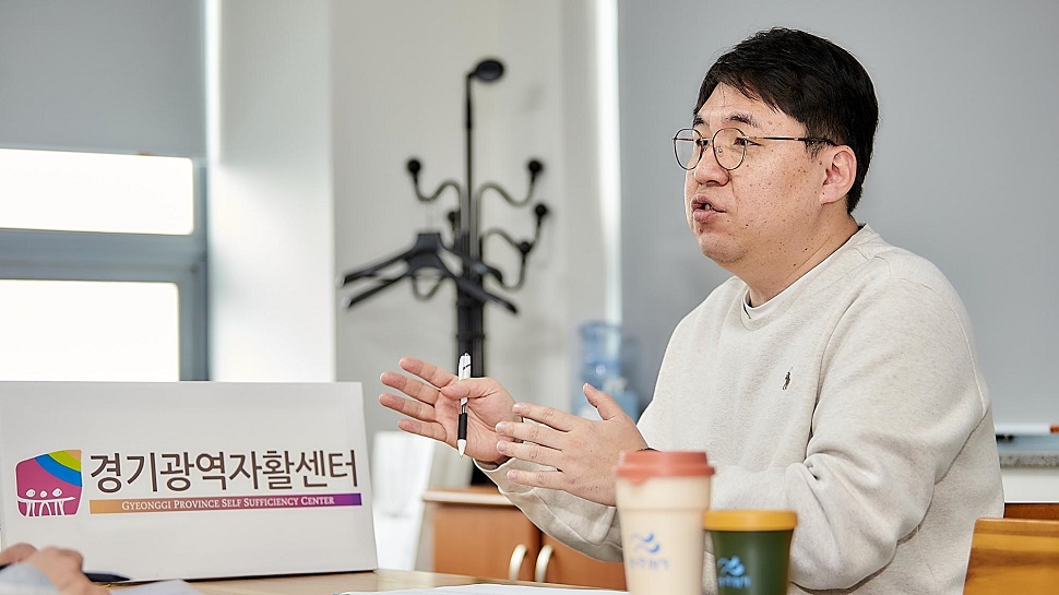 경기광역자활센터 최선린 전략기획부장이 ‘경기도 다회용 컵 순환모델 구축 시범사업’에 대해 소개하고 있다.