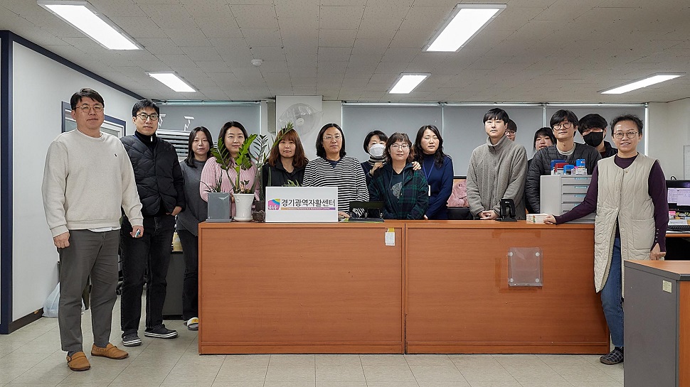 최선린 전략기획부장을 비롯한 경기광역자활센터 직원들이 포즈를 취하고 있다.