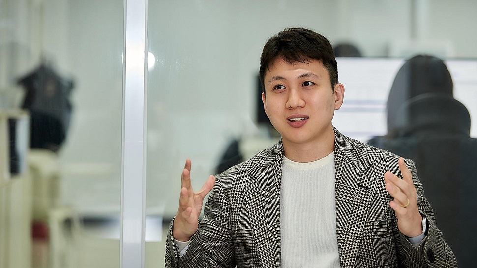 ㈜마인드허브 이해성 대표가 ‘발달장애인의 인지장애 치료를 위한 AI 맞춤형 가정용 인지치료 훈련 서비스 개발 및 실증’에 대해 소개하고 있다.