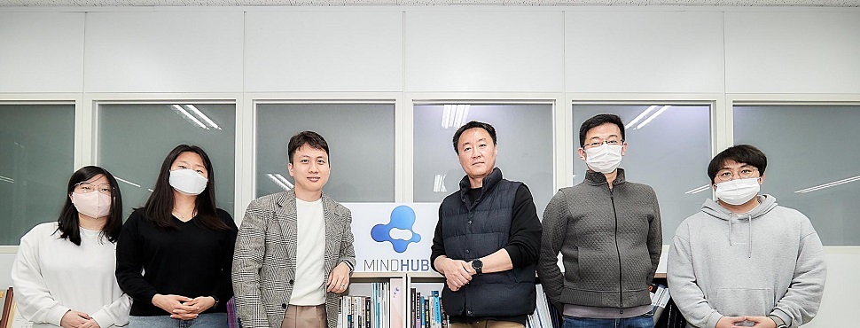 ㈜마인드허브 이해성 대표를 비롯한 직원들이 포즈를 취하고 있다.
