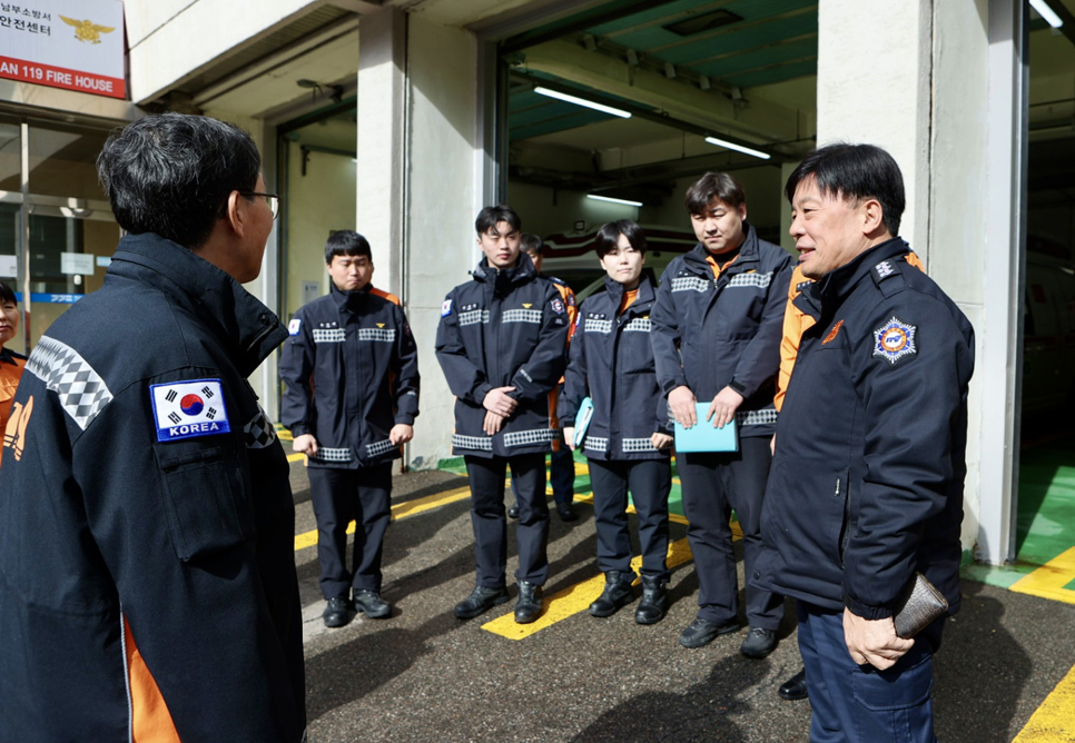 경기도소방재난본부는 23일 의사 집단행동에 대비하고자 지난 19일부터 운영 중인 비상대책반 총괄지휘부장을 본부 구조구급과장에서 소방재난본부장으로 격상했습니다.