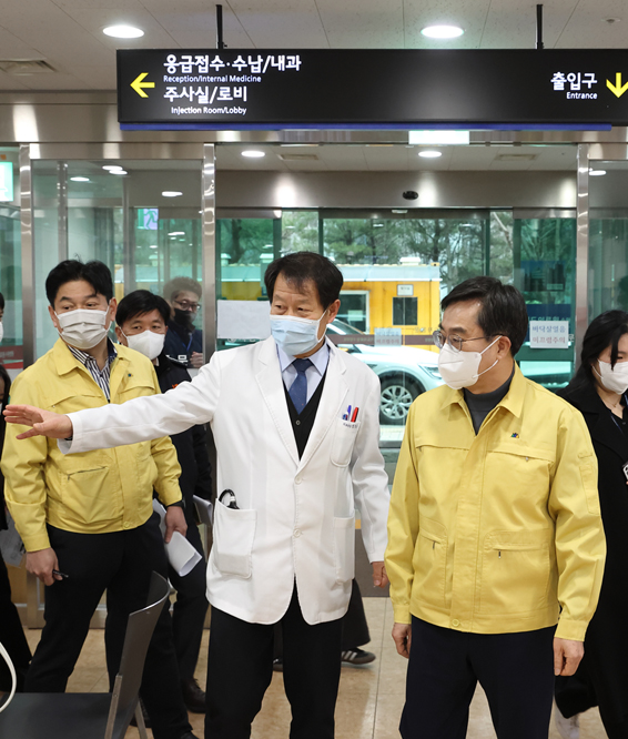 김동연 경기도지사가 24일 ‘의료계 집단행동’과 관련해 경기도의료원 수원병원을 방문해 진료 상황 등을 점검했습니다.