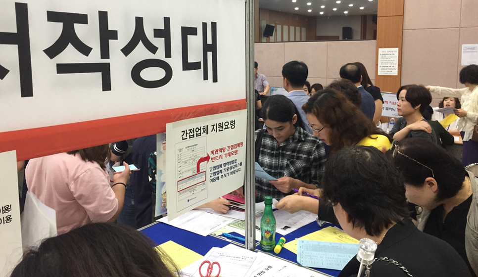 경기도가 여성의 경력단절 문제를 해소하기 위해 ‘찾아가는 공공사무원’ 등 다양한 정책을 펼치고 있습니다.
