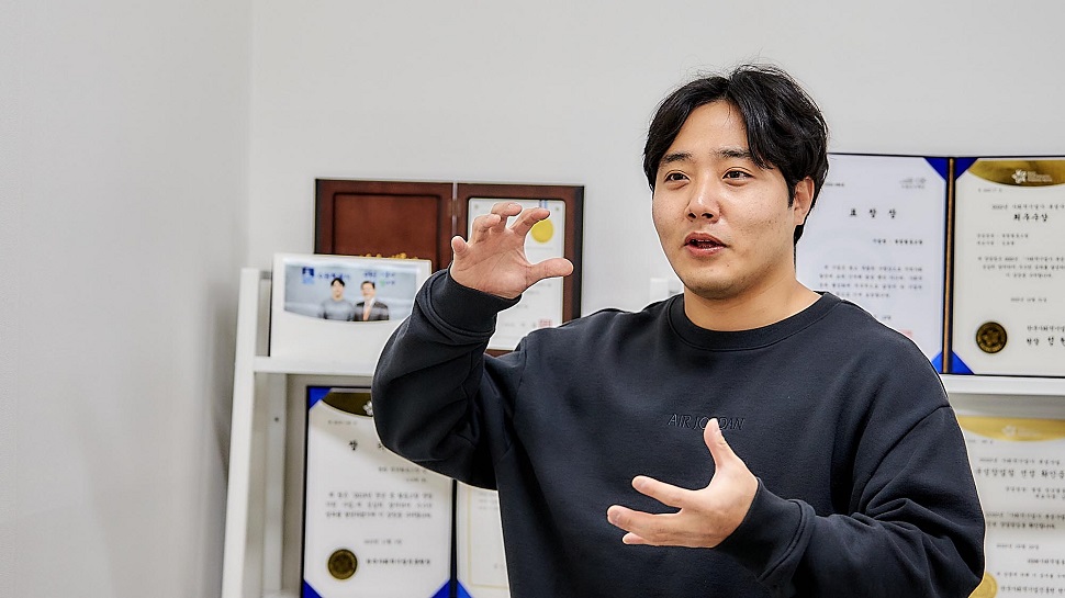 열림협동조합 김효형 이사장을 만나 ‘경기도 관광 약자를 위한 여행지 발굴 및 여행상품 개발’에 대해 소개를 하고 있다.