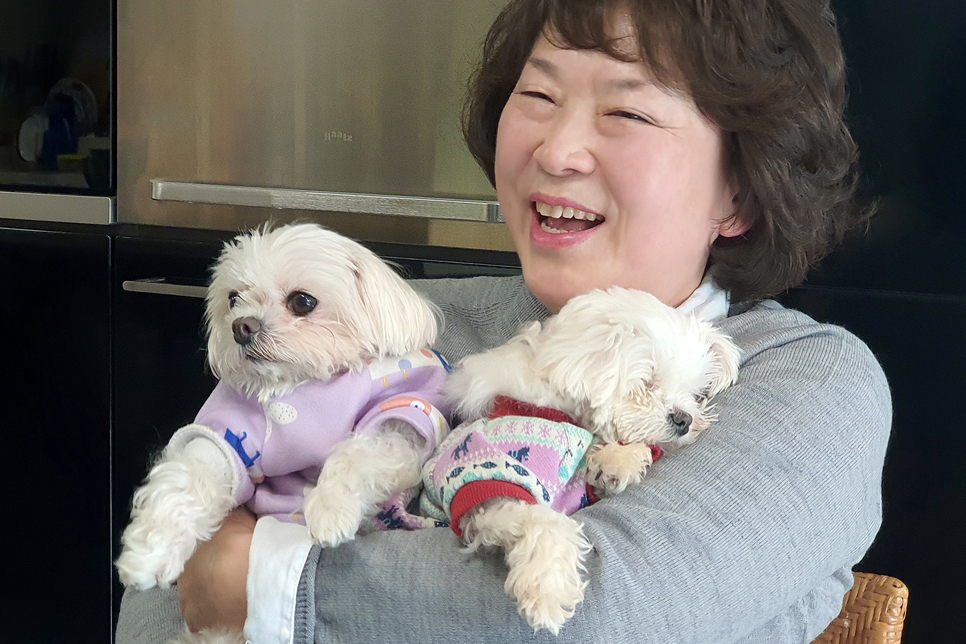 박경숙 씨는 난생처음 키웠던 반려묘 ‘향이’를 떠나보내고 유기견이었던 ‘송이’와 반려마루에서 보호되고 있던 ‘여주’를 가족으로 만났다고 말했다.