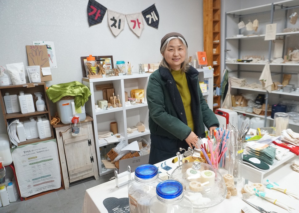 김희경(시민문화단체 ‘색깔있는 그림자’) 가치가게 대표가 제로웨이스샵에 대해 소개하고 있다.