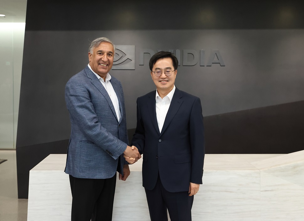 현지시각 7일 오후 김동연 경기도지사가 엔비디아(NVIDIA) 샨커 트리베디(Shanker Trivedi) 수석 부사장(Senior Vice President)과 기념촬영을 하고 있다.