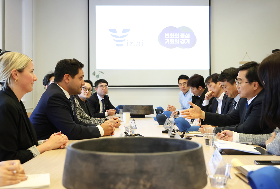 김동연 경기도지사가 현지시각 8일 오후 실리콘밸리에 위치한 유니콘기업 비즈에이아이를 방문해 설립자 겸 최고경영자인 크리스 만시(Chris Mansi)와 만나 의견을 나누고 있습니다. 