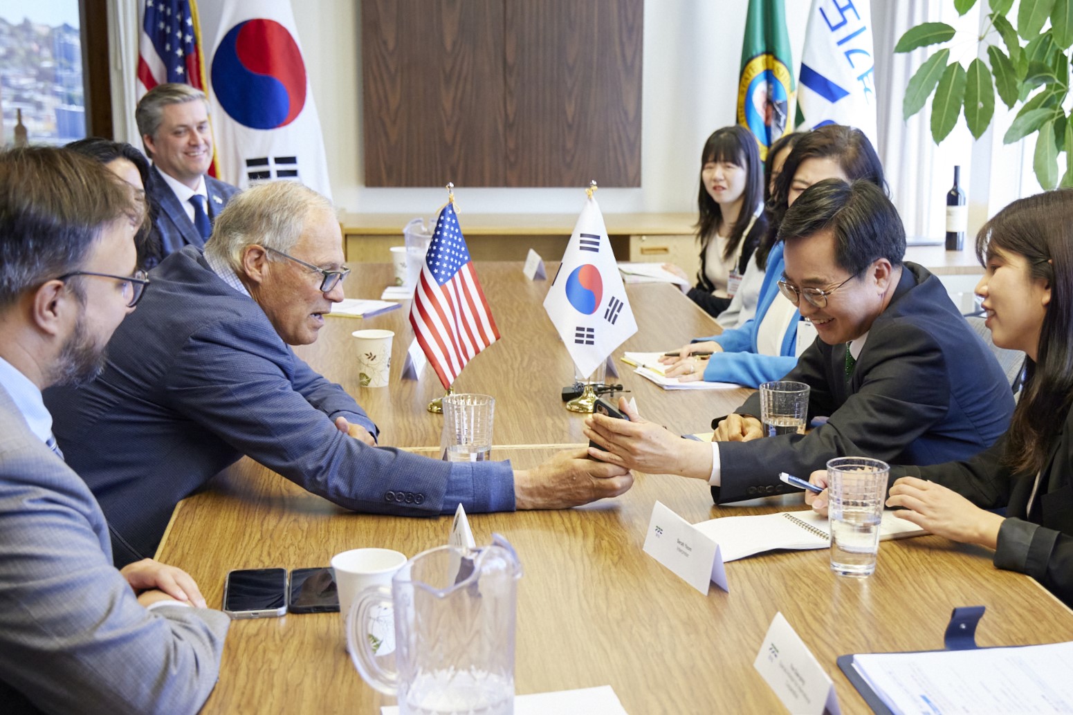 김동연 지사는 제이 인즐리 주지사에게 오는 8월 경기도에서 열리는 기후테크 컨퍼런스에 참석해 줄 것을 요청했습니다.