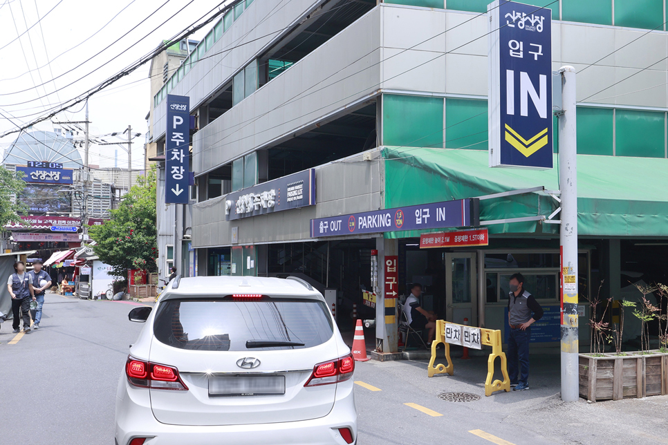 하남 신장전통시장은 2003년부터 주차장과 화장실 및 아케이드 등을 설치하는 등 시설과 경영의 현대화 노력한 결과 전통시장 활성화 성공모델로 인정받기도 했다.