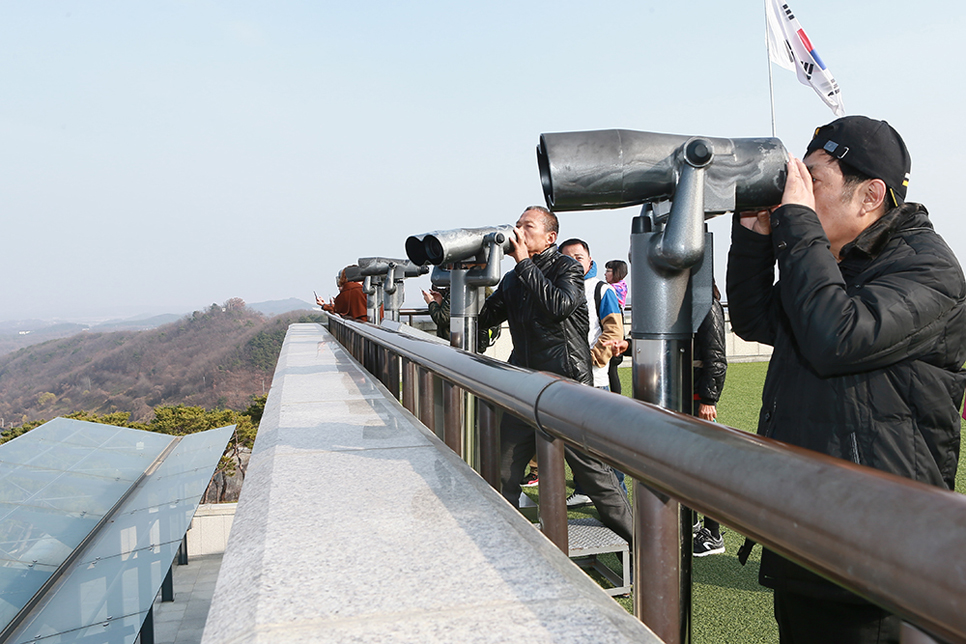 서부전선 최북단 휴전선에 자리한 오두산통일전망대는 북으로는 개성 송악산, 남으로는 서울의 63빌딩까지 한눈에 볼 수 있습니다.
