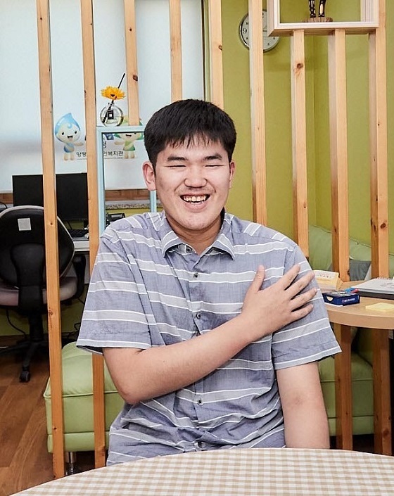 발달장애인 청년, 한민규 씨가 양평군장애인복지관의 ‘슬기로운 운동생활’( ‘360° 어디나돌봄 「장애돌봄 야간‧휴일 프로그램」’ 사업) 참여 소감에 관해 이야기를 하고 있다. 