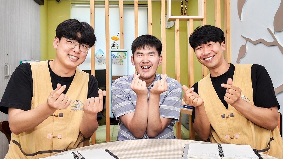 한민규 씨가 양평군장애인복지관 안경희 팀장(오른쪽), 이승민 사회복지사와 포즈를 취하고 있다.  