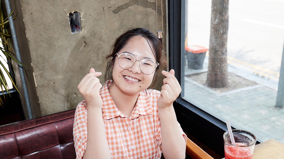 발달장애인 청년, 김정아 씨가 포즈를 취하고 있다. 
