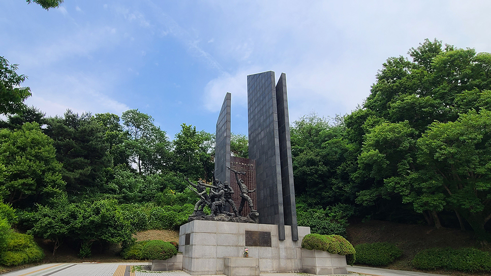 오산의 죽미령 평화공원에서는 전쟁의 상흔 속에서도 피어난 평화의 메시지를 느낄 수 있습니다.