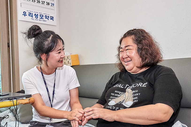 이옥선 씨와 경기도장애인복지종합지원센터(누림센터) 김유리 주임이 이야기를 나누고 있다.
