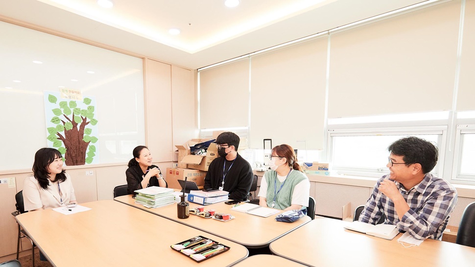 김민영 경기도발달장애인지원센터 센터장이 경기도발달장애인지원센터 직원들과 이야기를 나누고 있다.