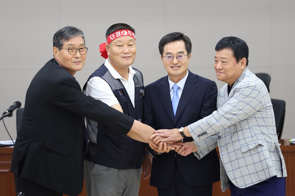 4일 새벽 경기지방노동위원회 최종 조정 회의에서 김동연 경기도지사(왼쪽에서 세 번째)를 비롯해 (왼쪽부터) 우종현 경기지방노동위원회 특별조정위원회 의장(공익위원), 이기천 경기도버스노동조합협의회 의장, 김기성 경기도버스운송사업조합 이사장이 포즈를 취하고 있다.