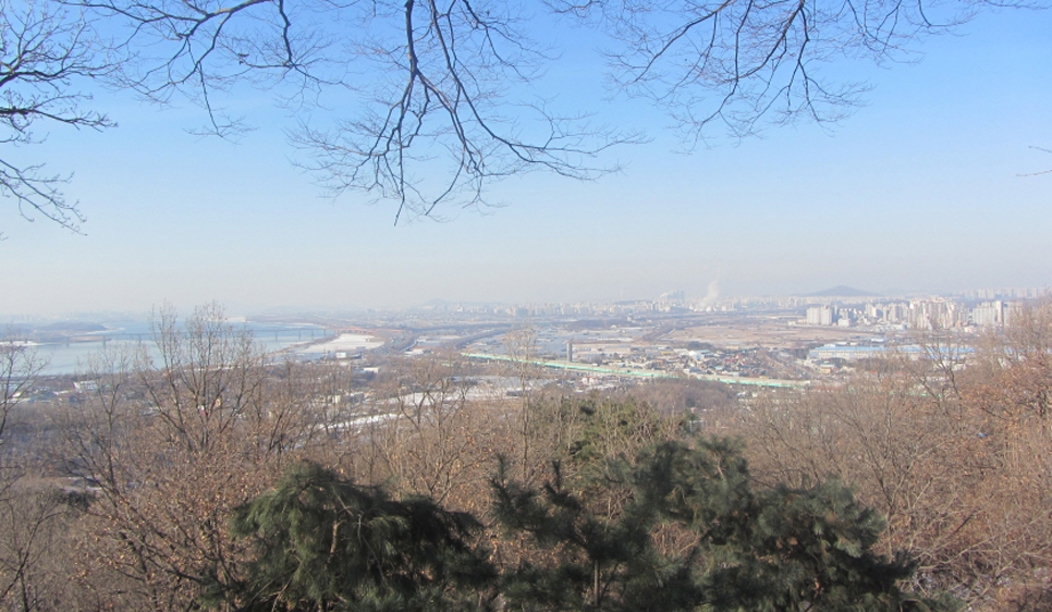 해발 208m의 고봉산은 고양시 일산, 벽제지역을 대표하는 산으로, 산책하듯 누구나 쉽게 오를 수 있는 곳입니다.