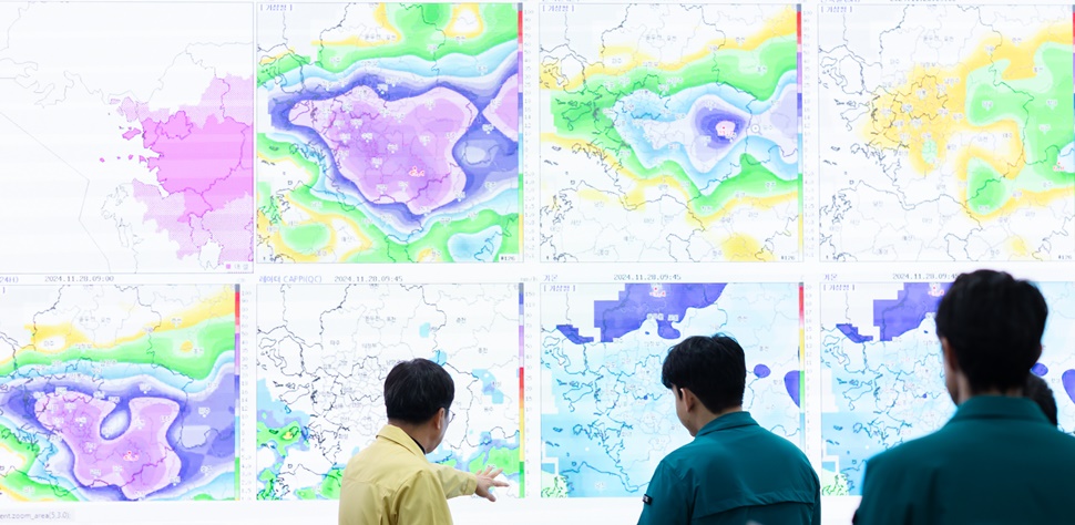 28일 오전 경기도청 재난안전상황실에서 열린 폭설대비 31개 시군 경기도 재난대책본부 상황실에서 김동연 경기도지사가 폭설 대응에 대한 경기도 대응상황을 점검하고 있다.